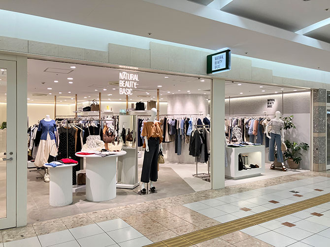 ナチュラルビューティーNATURAL BEAUTY BASIC 素敵ノーカラー ベルテッドトレンチコート ナチュラルビューティーベーシック(NATURAL BEAUTY BASIC)のバイト